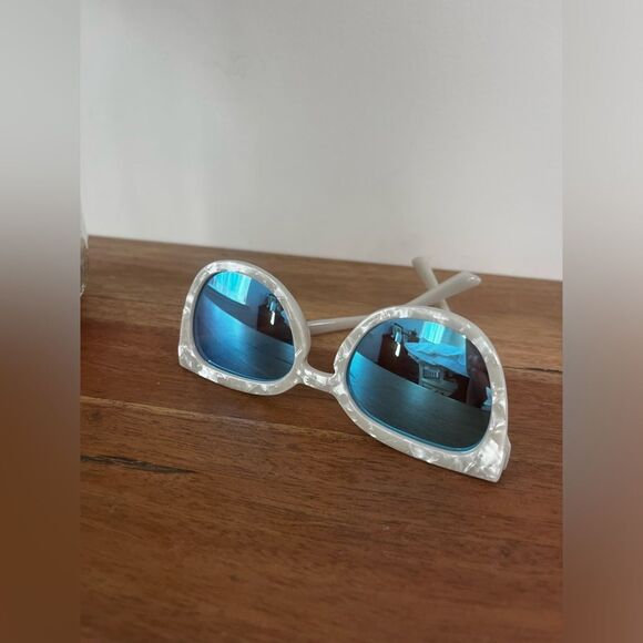 QUAY Noosa white tortoise Sunglasses with Blue Lenses; Rare find!  Like new! - Picture 10 of 14